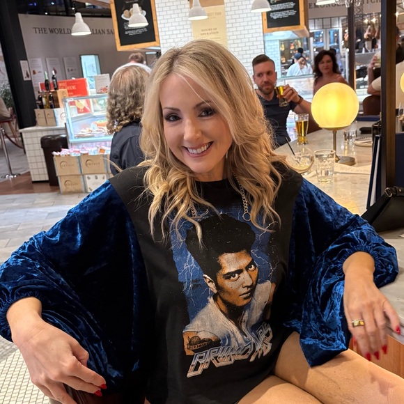 KARISFASHION IS LIVE! KARI is LIVE Like this post to be notified of all my shows - Picture 6 of 11